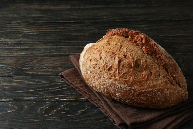 Handdoek met vers gebakken brood op houten tafel