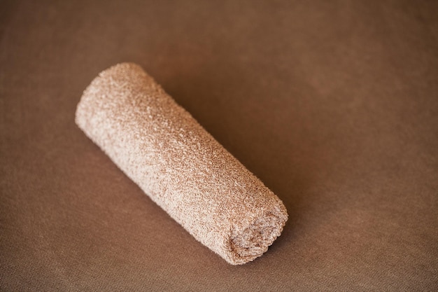 Handdoek op bruin bed met kopieerruimte in de woonkamer