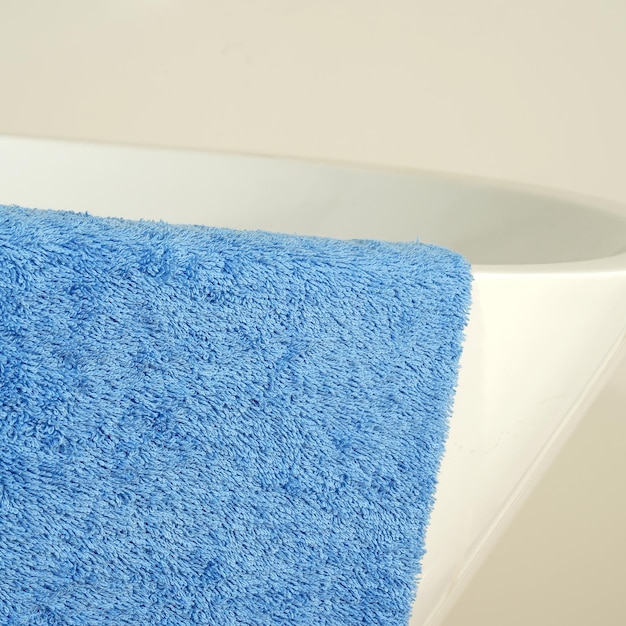 Foto handdoek op een badkuip