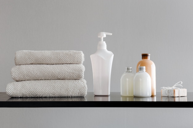 Handdoeken met shampoo, conditioner, douchemelk en handgemaakte zeep