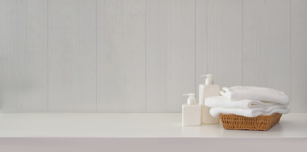 Handdoeken met spa accessoires op witte tafel met kopie ruimte