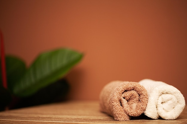 Handdoeken op de tafel in de spa salon