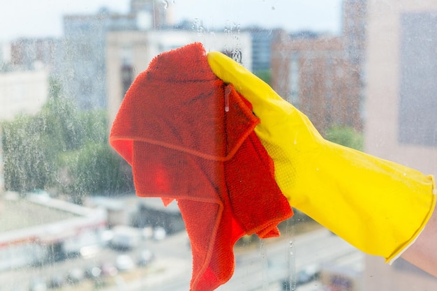 Handdoekjes glas van huis raam door oranje lap