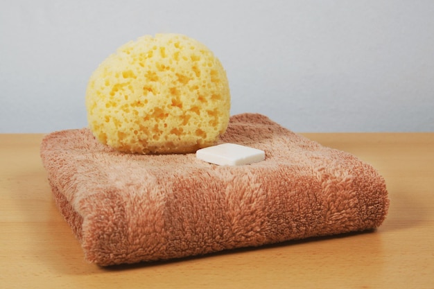 Foto handdoekspons en zeep lichaamsverzorging en badaccessoires voor persoonlijke hygiëne