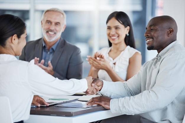 Handdruk b2b en welkom met teamgeklap vergadering en glimlach voor deal samenwerking en teamwerk op kantoor Bedankt partnerschap en zakenmensen vertrouwen op bedrijfsondersteuning voor doel of doel