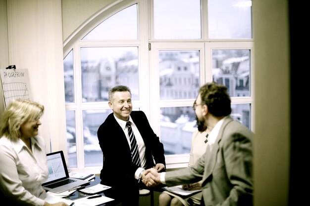 Foto handdruk financiële partners bij de bespreking van het verdrag. foto met kopieerruimte