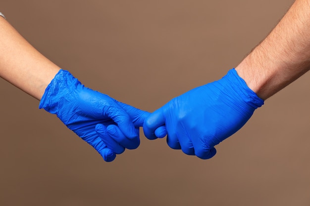 Handdruk in blauwe handschoenen, helpconcept.