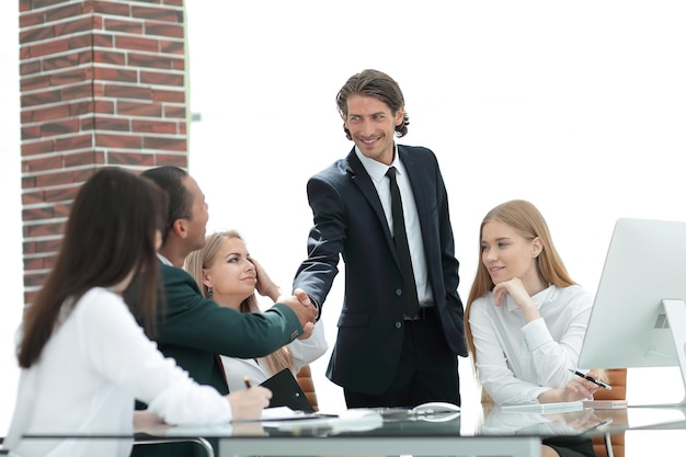 handdruk Manager en klant in een modern kantoor