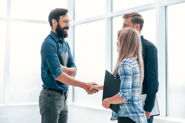 Handdruk mensen uit het bedrijfsleven in de lobby van het kantoor. concept van samenwerking