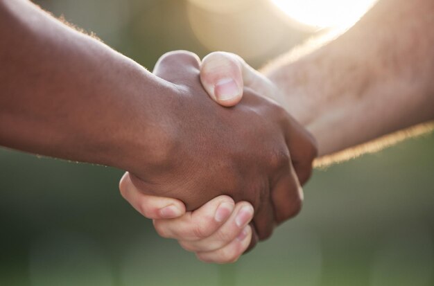 Foto handdruk partnerschap en vertrouwen steun en solidariteit met felicitaties of bedankjes introductie succes en team van mensen handen schudden welkom in gemeenschap met samenwerking in vergadering