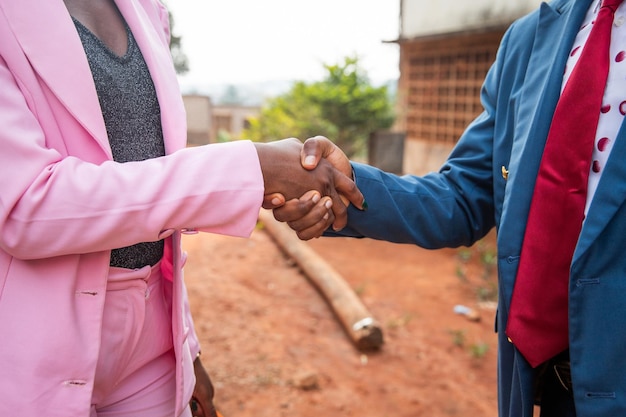 Handdruk tussen een zakenman en een zakenvrouw in Afrika gelijke kansen