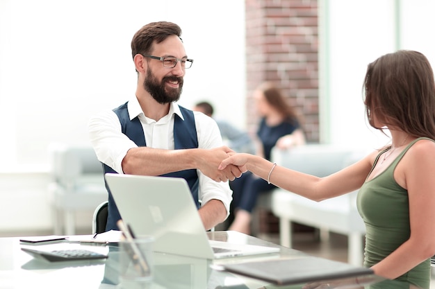 Foto handdruk van een manager en een klant bij de desk.concept van partnerschap