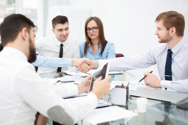 Handdruk van mensen uit het bedrijfsleven tijdens een werkvergadering. Teamwerk