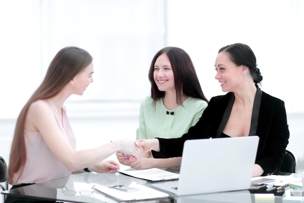 Handdruk van zakenpartners bij uw Deskwoman en zaken