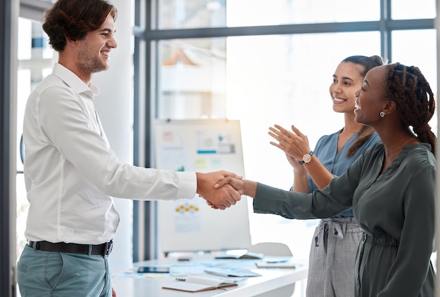 Handdruk welkom en bedankt met zakenmensen in teamwork, samenwerking en communicatie op kantoor succes b2b partnerschap en vertrouwen of gelukkig bedrijf handen schudden en zakelijke bijeenkomst