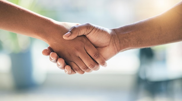 Foto handdruk welkom en handen schudden door mensen die elkaar ontmoeten voor partnerschap of overeenkomst samen als een team met vertrouwen groet accepteren en bedanken of hallo gebaar voor samenwerking en ondersteuning