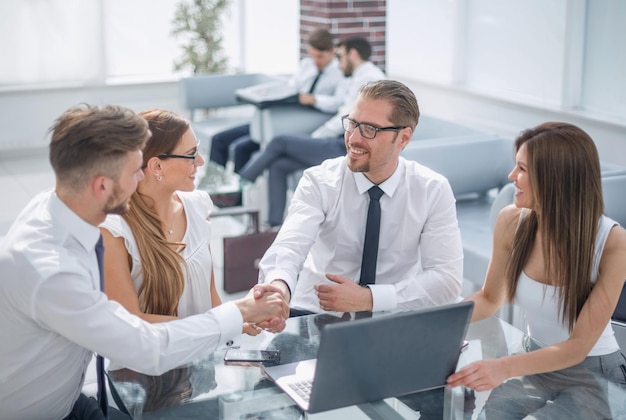 Handdruk zakenmensen op de Deskbusiness-bijeenkomst