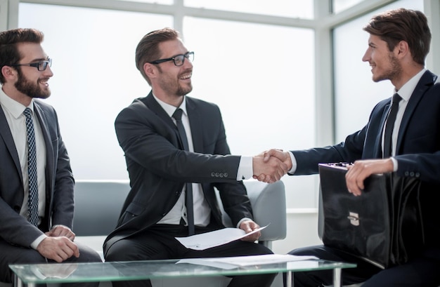 Handdruk zakenpartners na het bespreken van de voorwaarden van het contract het concept van samenwerking