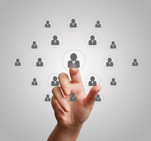 handdrukken op sociaal media icoon als concept