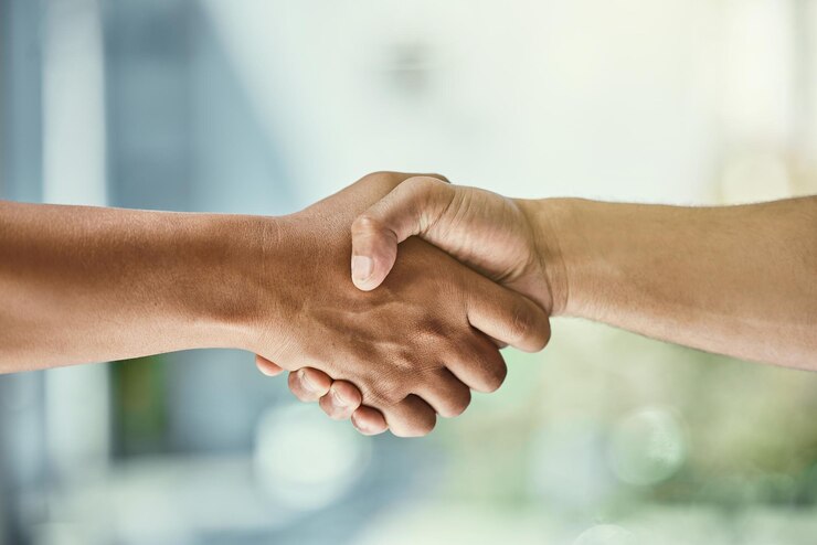 Foto handdrukken van zakenlieden en partnerschap met het team bij het begroeten van een overeenkomst of een deal op kantoor closeup van werknemers die elkaar de hand schudden voor een introductie b2b of welkom bij het inhuren van een samenwerking of werkplaats