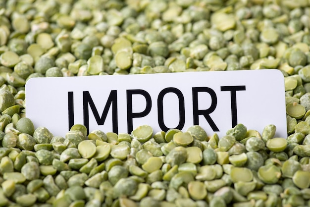 Handel van erwt tussen landenconcept Papier met inscriptie Import op groene erwt