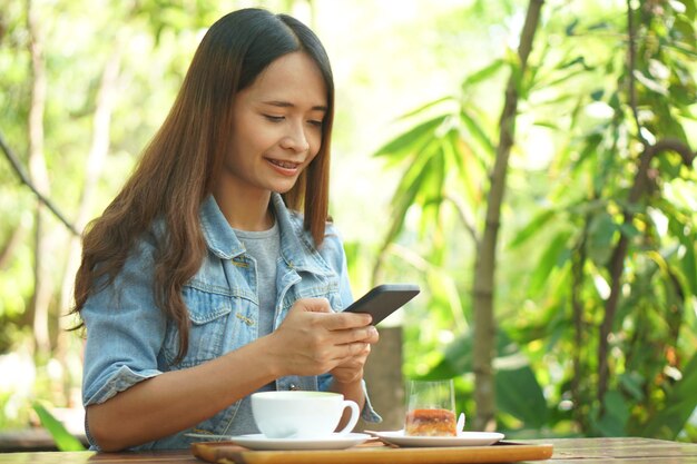 Handelaar bekijkt de verdiensten op zijn telefoon