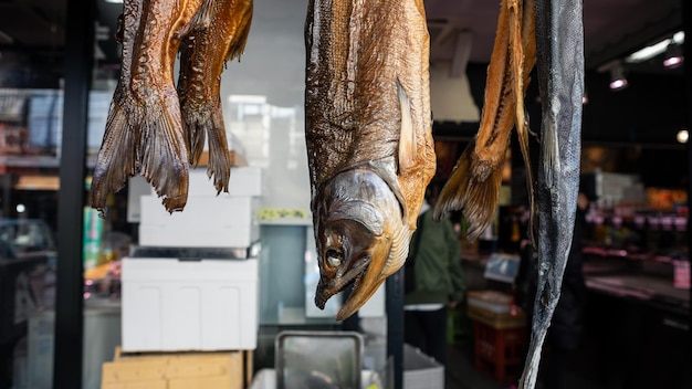 Handelaren verkopen droge vis op de beroemde Tsukiji-vismarkt. Gebied rond de grootste groothandelsmarkt voor vis en zeevruchten ter wereld met winkels en restaurants in Tokio. Heerlijk Japans eten