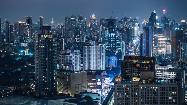 Handelsgebied in Bangkok, Thailand, die gebouwen tonen bij nacht