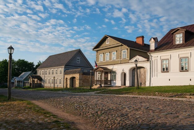 Handelsgebouwen van landgoederen op Pechorskaya Street op een zomerdag Izborsk Pskov regio Rusland