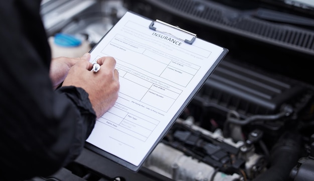 Foto handen autoverzekering en man schrijven op documenten voor conformiteitsonderhoud en motorcontrole voertuiginspectie en mannelijke monteur met papieren formulier voor informatie of checklistclaim of opmerking