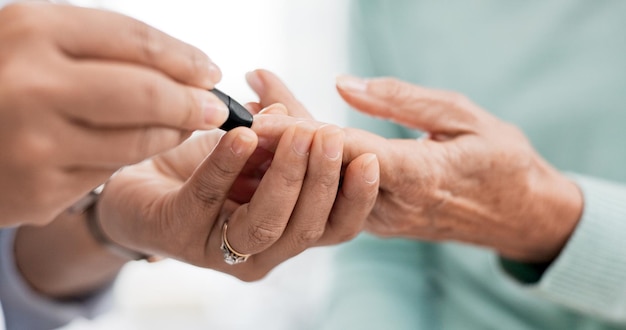 Handen diabetes test en een arts met een patiënt voor een gezondheidszorg check met een vinger prick Closeup dienst en een verpleegster met een persoon en machine voor suiker of glucose examen van een bloedmonster