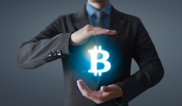 Handen die bitcoin-pictogram tonen als virtueel geld op digitaal