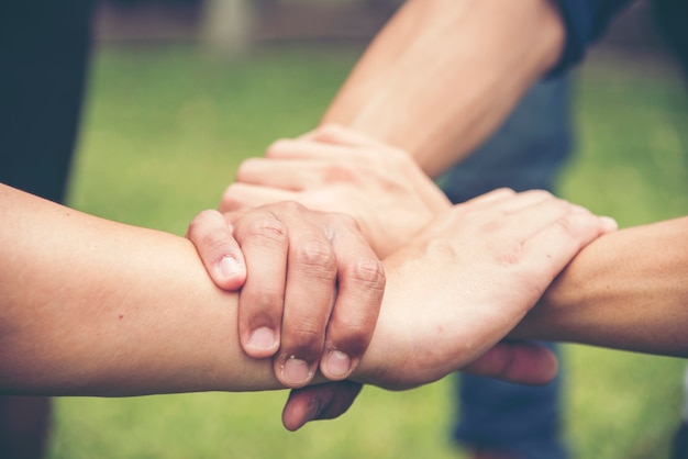 Foto handen die elkaar vertrouwen met het concept van het succesvennootschap vertrouwen. zakelijke partners hand in hand samen als driehoek