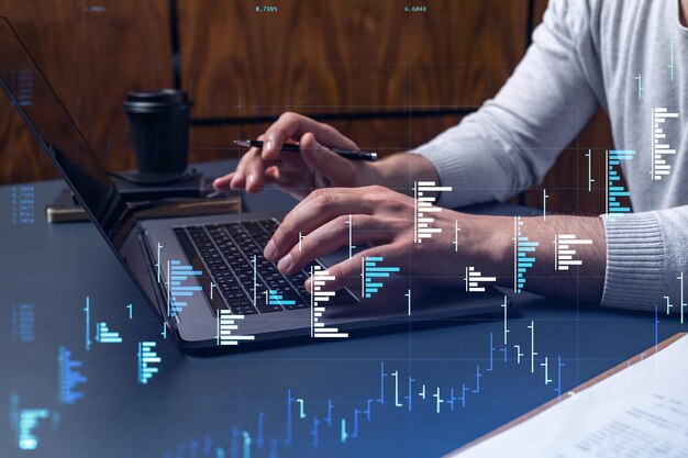 Handen die het toetsenbord typen om de aandelenmarkt te onderzoeken om door te gaan met de juiste investeringsoplossingen Internethandel en vermogensbeheerconcept Hologram Forex-grafiek over close-up shot