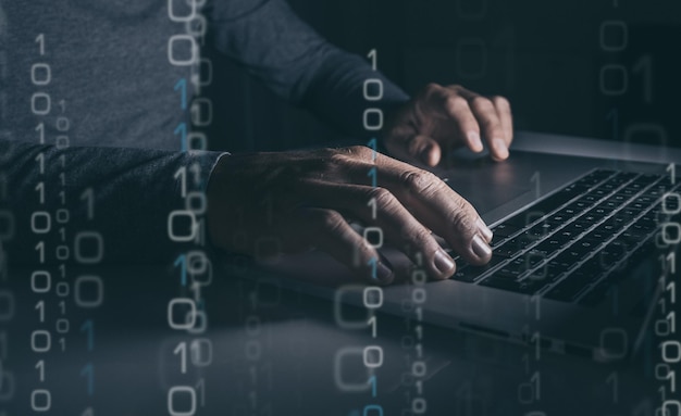 Handen die op een laptop toetsenbord typen man die aan een computer werkt donkere stemming technologie bedrijfsconcept