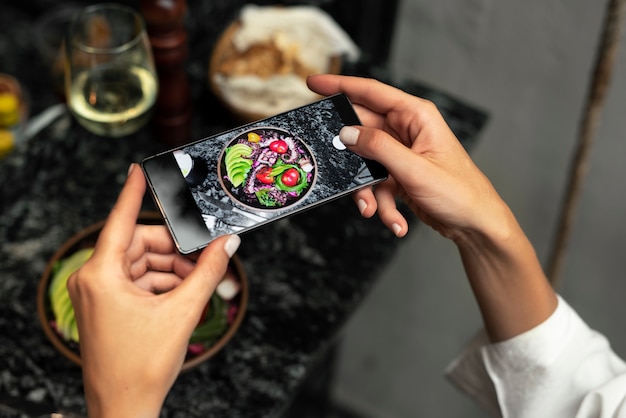 Handen die smakelijke voedselfoto's van dichtbij maken