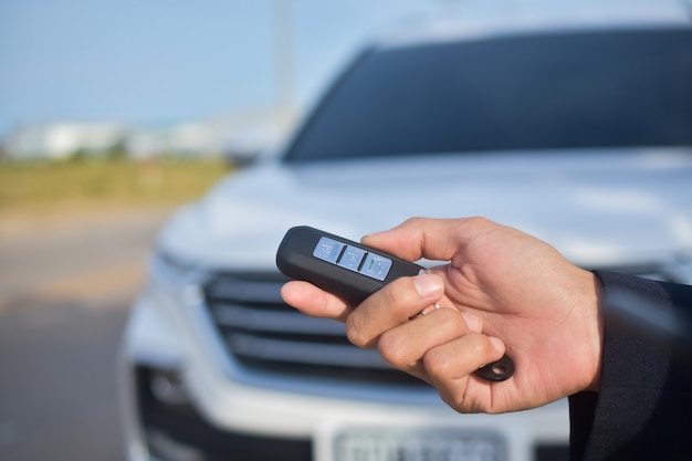 Handen die Zeer belangrijke auto voor verkoopauto op weg geven