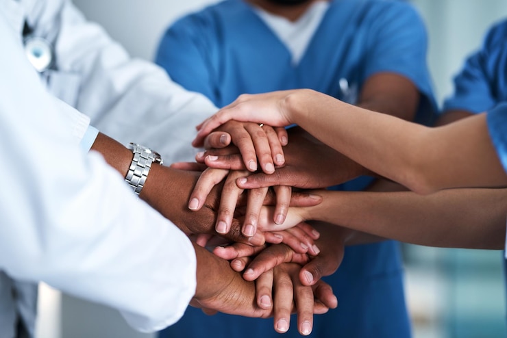 Foto handen diversiteit en teamwerk voor medisch personeel en gezondheidszorg met verpleegsters en artsen collega's samenwerking en kliniek voor chirurgische geneeskunde en partnerschap voor hulp en eenheid in de gezondheidszorg