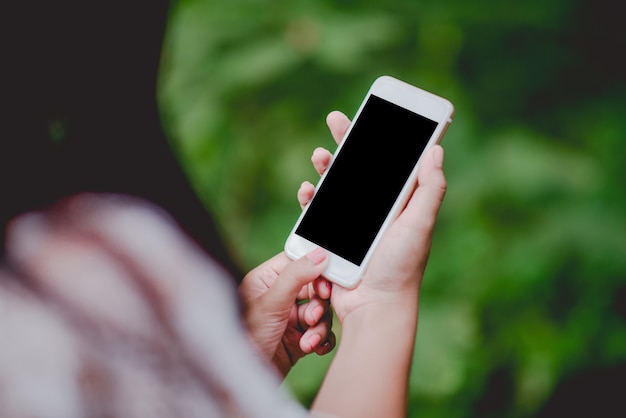 Handen en telefoons Telefoons Het gebruik van communicatietechnologie. En om zaken te doen onlin