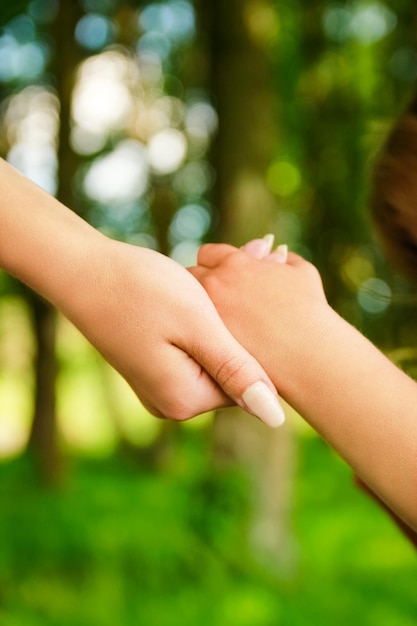 Handen Gelukkige ouders en kind buiten in het park