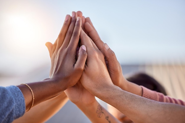 Handen high five en mensen ondersteunen teamwerk en solidariteit van succesovereenkomst doel en diversiteit Handpartnerschap en vieren samenwerking van gemeenschapsmotivatie en winnaarprestatie
