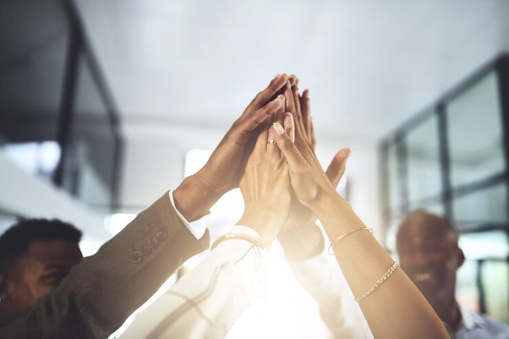 Foto handen hoog vijf en zakenmensen met steun succes en viering met teamwerk samenwerking bedrijf en groep met professionele prestaties en solidariteit bij creatieve werk met overeenkomst