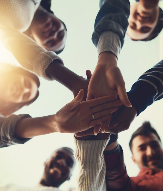 Handen huddle en solidariteit met vrienden buiten van beneden op de lucht voor viering motivatie of ondersteuning Circle palm en eenheid met een groep mensen samen voor gemeenschap partnerschap of vertrouwen