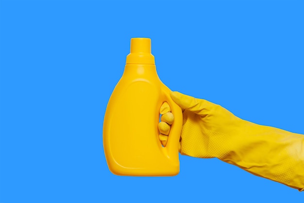 Handen in gele handschoenen met een gele fles schoonmaakmiddel huishoudelijke chemicaliën blauwe pagina