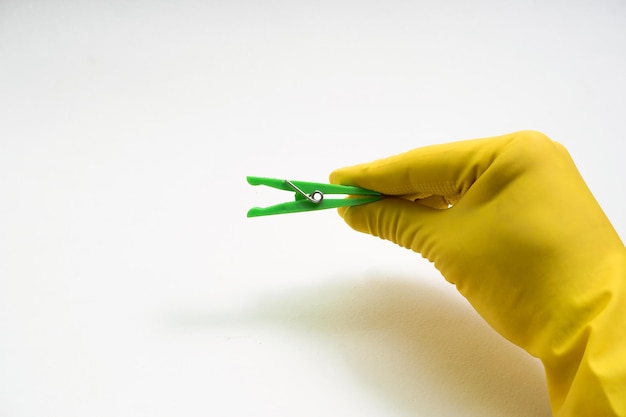 Foto handen in gele rubberen handschoenen op witte achtergrond