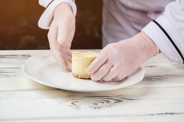 Handen in handschoenen raken dessert