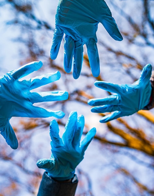 Handen in rubberen medische handschoenen Familie bij quarantaineconcept Het concept van een pandemische quarantainepreventie van virusziekten Foto van onderaf