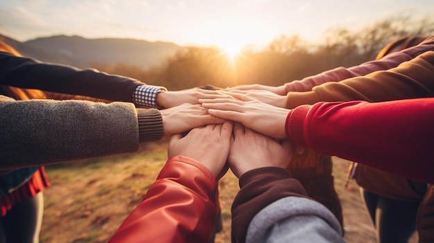 Foto handen in steun van teambuilding met verschillende collega's die plezier hebben in de buitenlucht doel missie en samenwerking met gelukkige werknemersgroep handen in handen voor motivatie