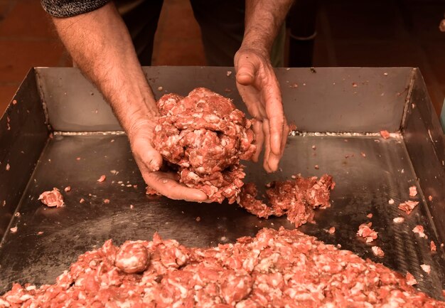 Foto handen kokengehaktworst traditionele bereiding pampas argentinië