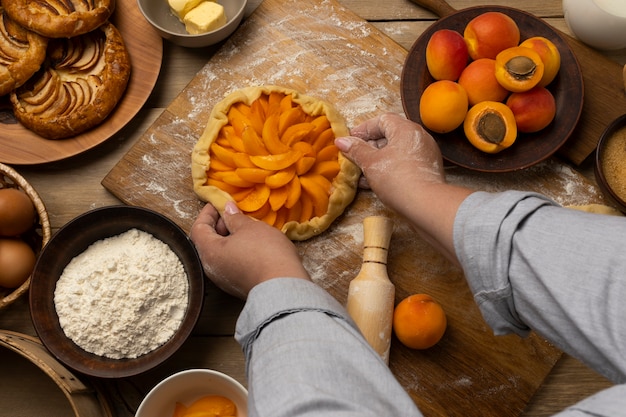 Foto handen maken taart bovenaanzicht